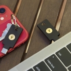 全新的 YubiKey 5C NFC 安全密钥让你可以使用 NFC 轻松认证你的安全设备